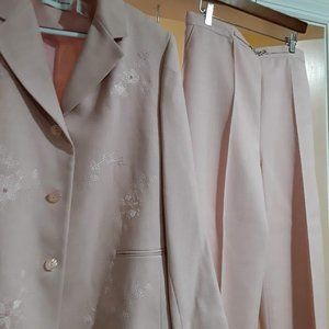 Alfred Dunner two piece light pink pants suit with inside lining  size 14